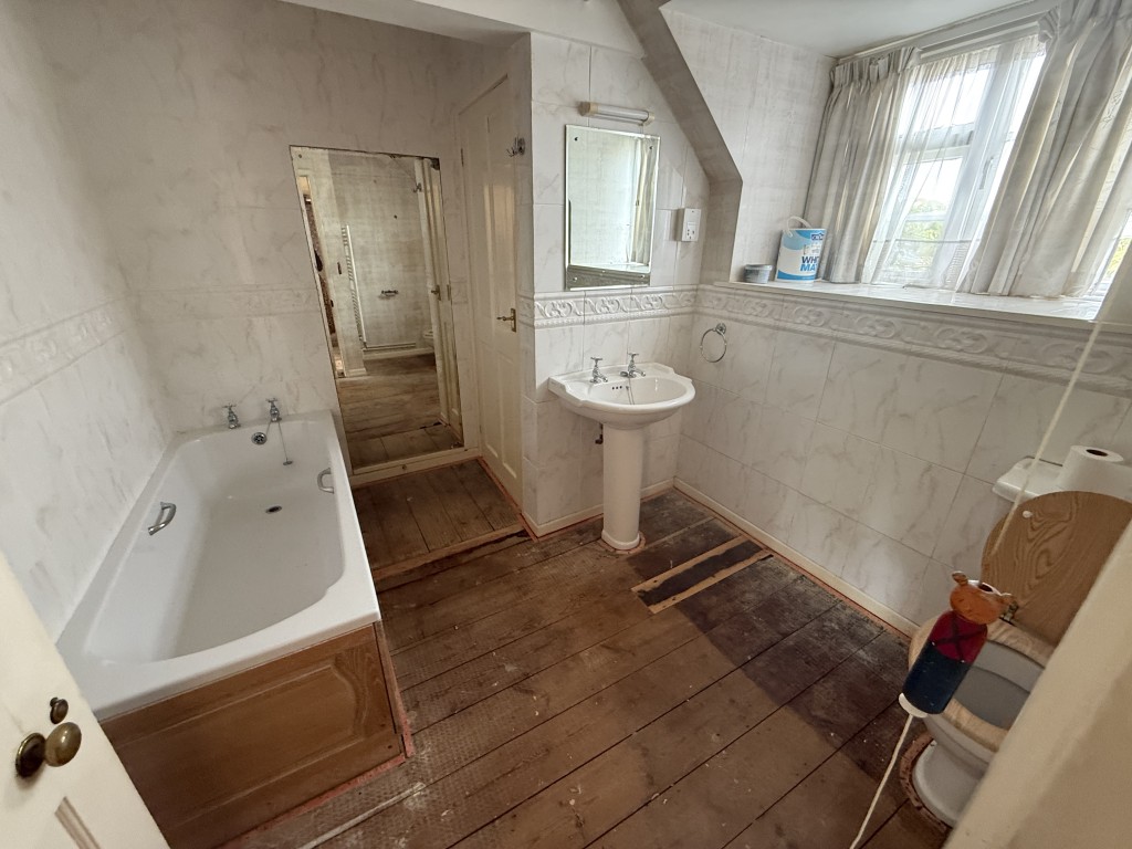 Lot: 99 - CHARACTER SEMI-DETACHED COTTAGE FOR UPDATING WITH LARGE GARDENS - Family bathroom with walk in store room